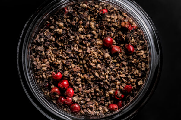 Bergpfeffer - schwarzer Pfeffer geschrotet & rosa Beeren
