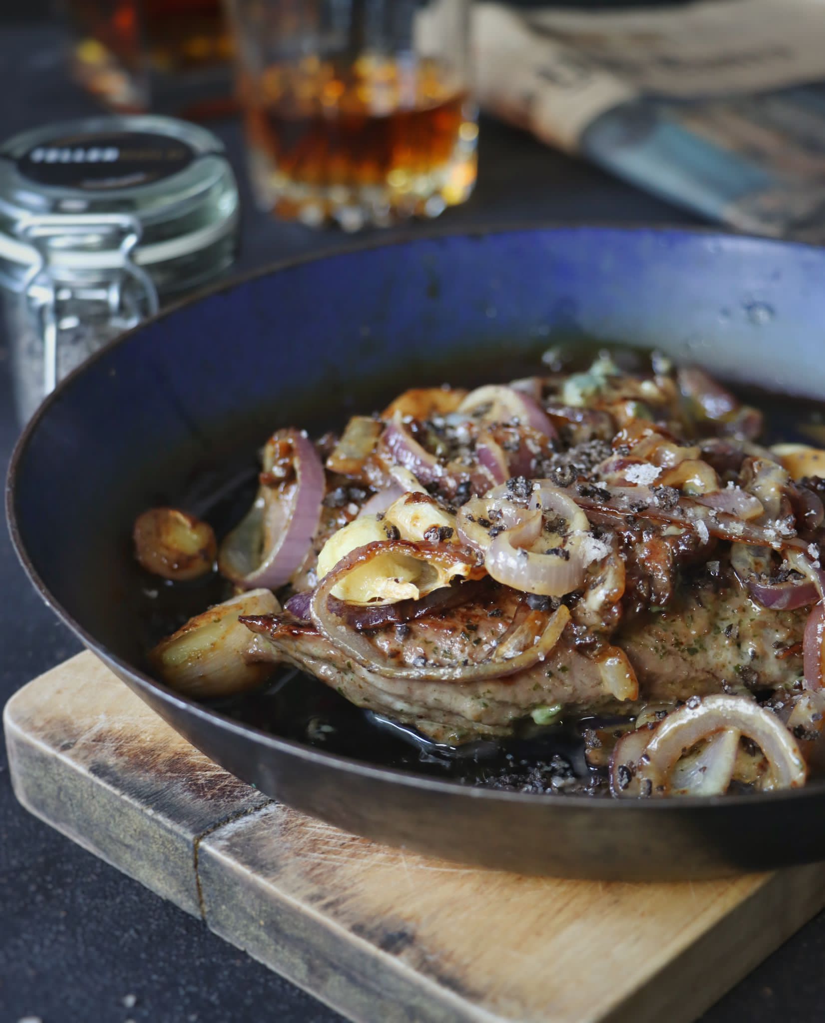 Read more about the article Lammlachse mit Zwiebeln & Gorgonzola