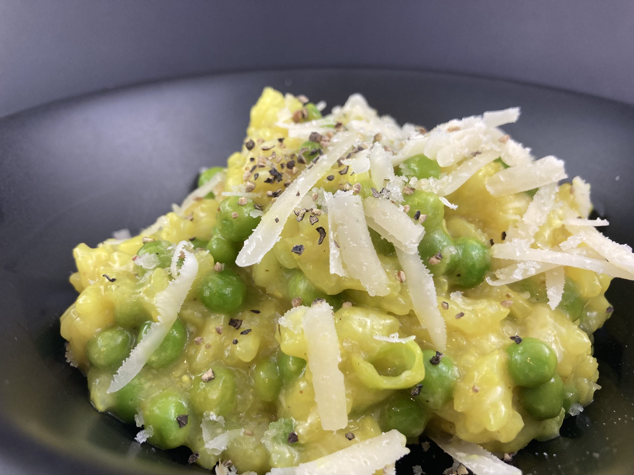 Read more about the article Erbsen-Risotto mit Flor de Sal Zitrone & Bergpfeffer