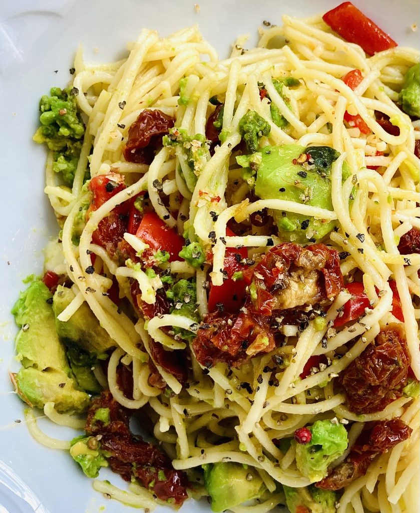 Spaghetti mit getrockneten Tomaten, Avocado und Bergpfeffer