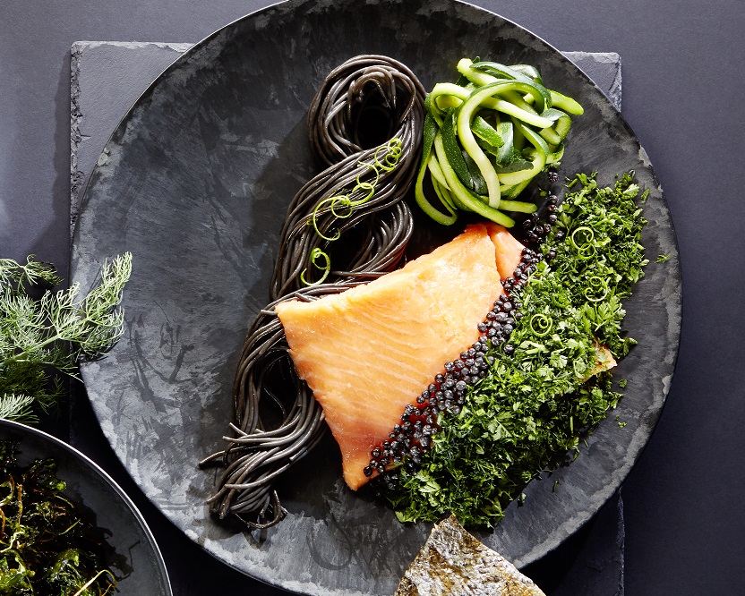 Read more about the article Lachs mit schwarzen Nudeln und frittiertem Rucola