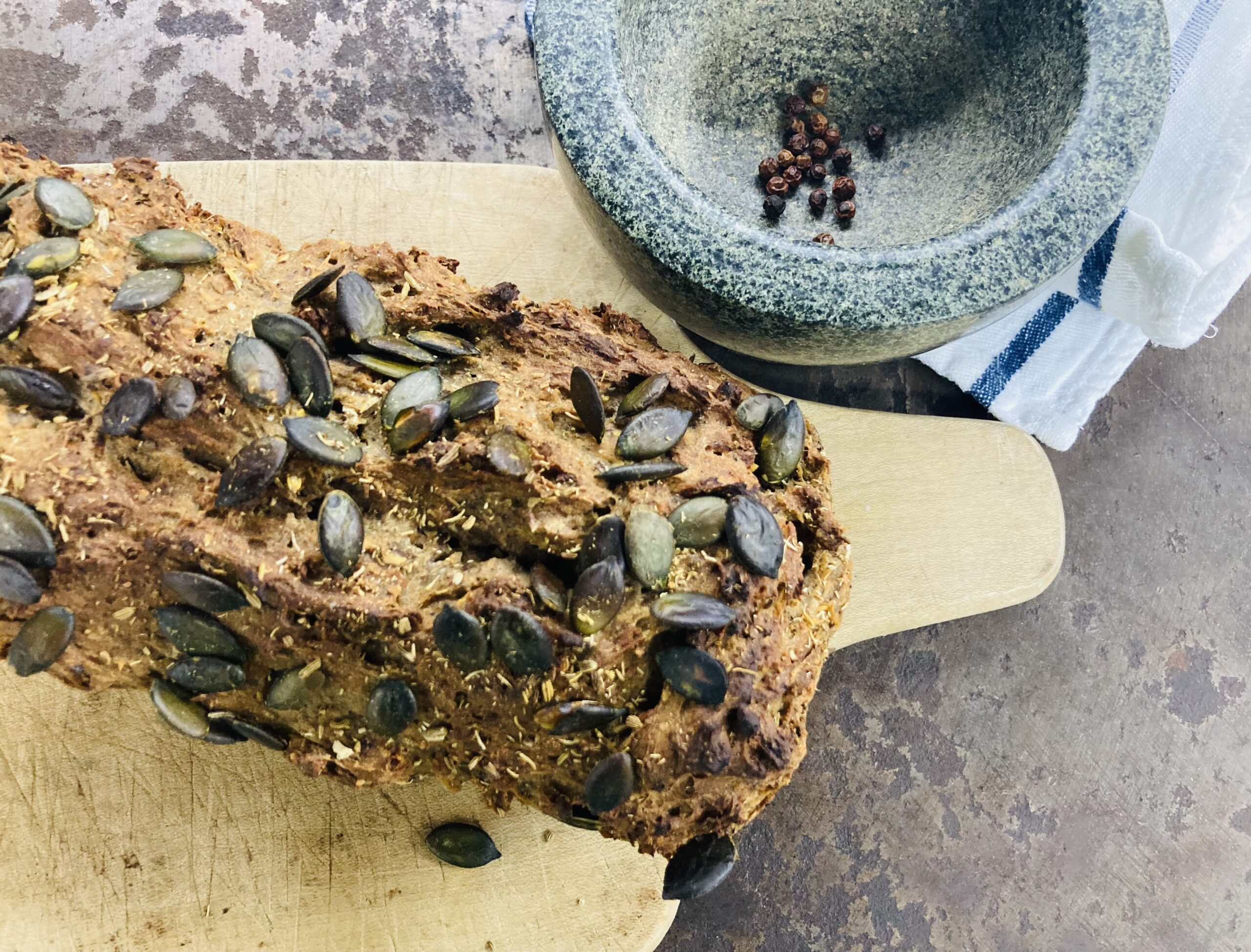 Mehr über den Artikel erfahren Vollkornbrot mit Kürbiskernen & Pfeffer