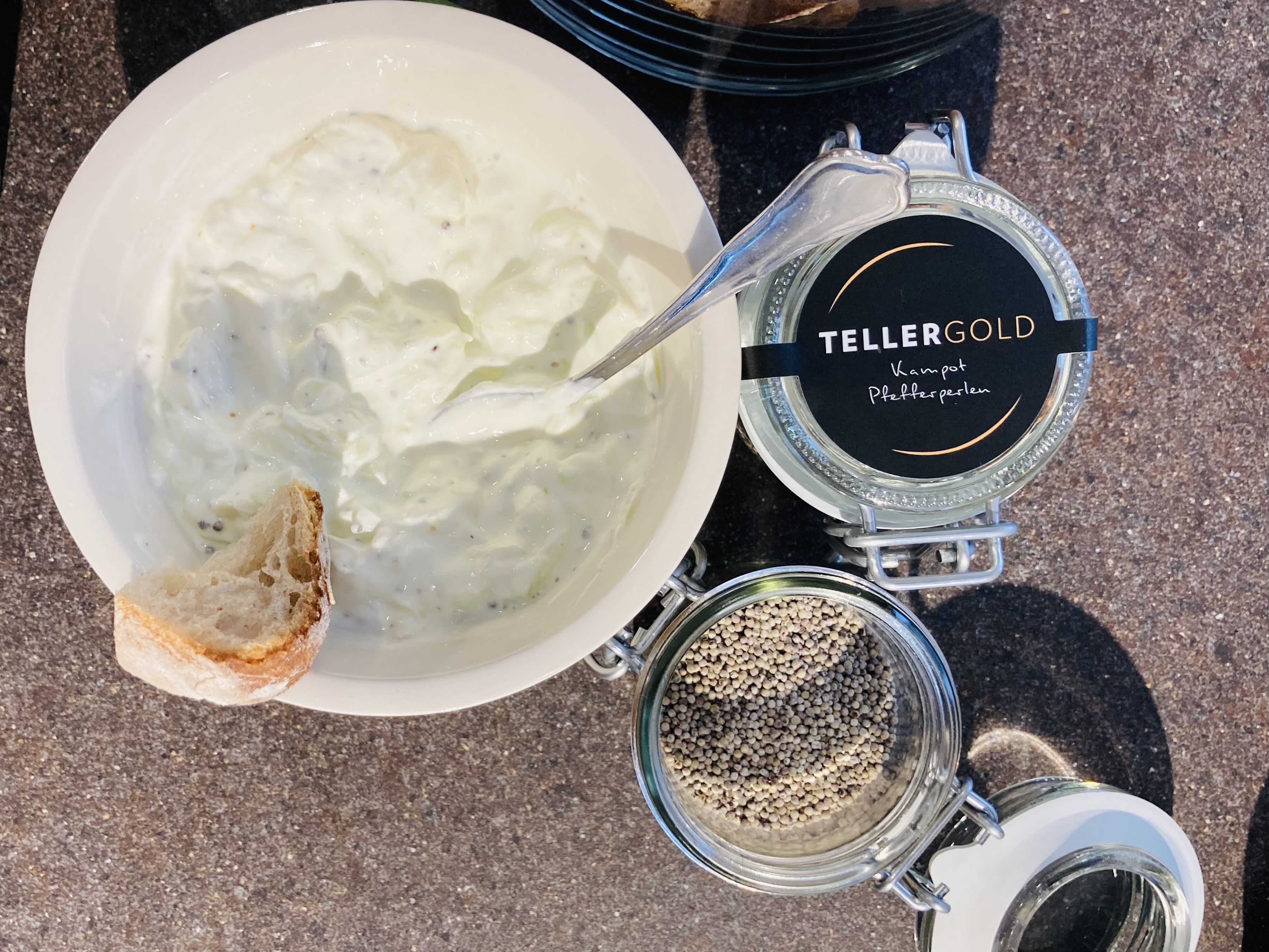 Mehr über den Artikel erfahren milder Joghurt-Frischkäse Dip mit Kampot-Pfefferperlen